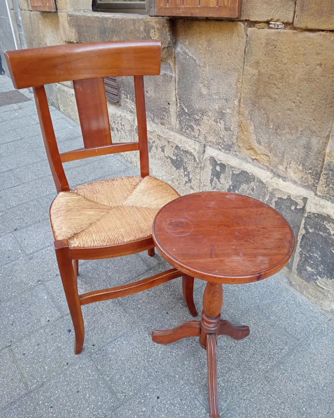 Antes de restauración de mesa y silla