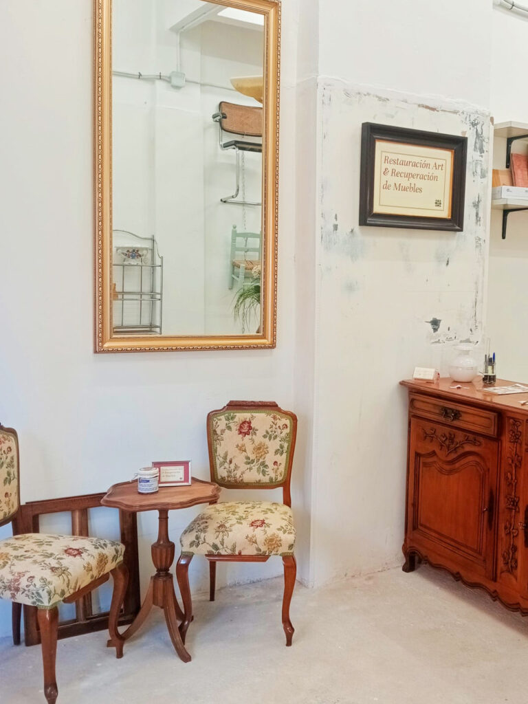 Taller de restauración y recuperación de muebles y decoración